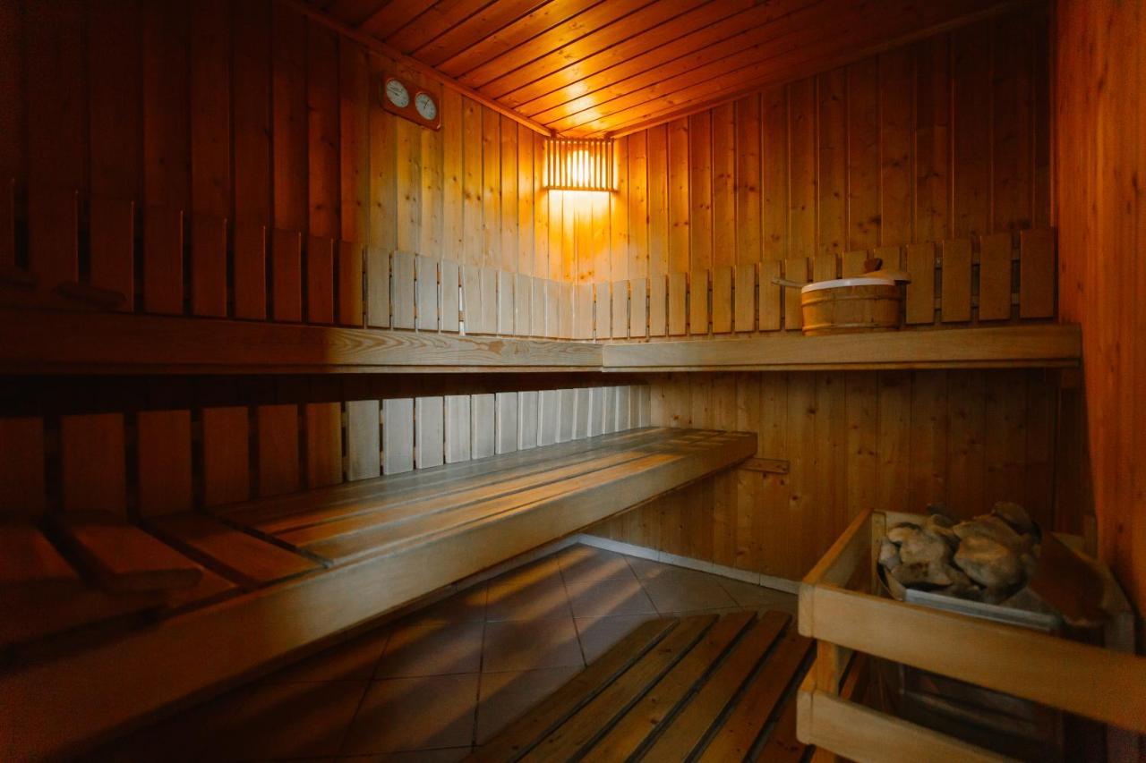 Hotel Kosmowski Września Exteriör bild